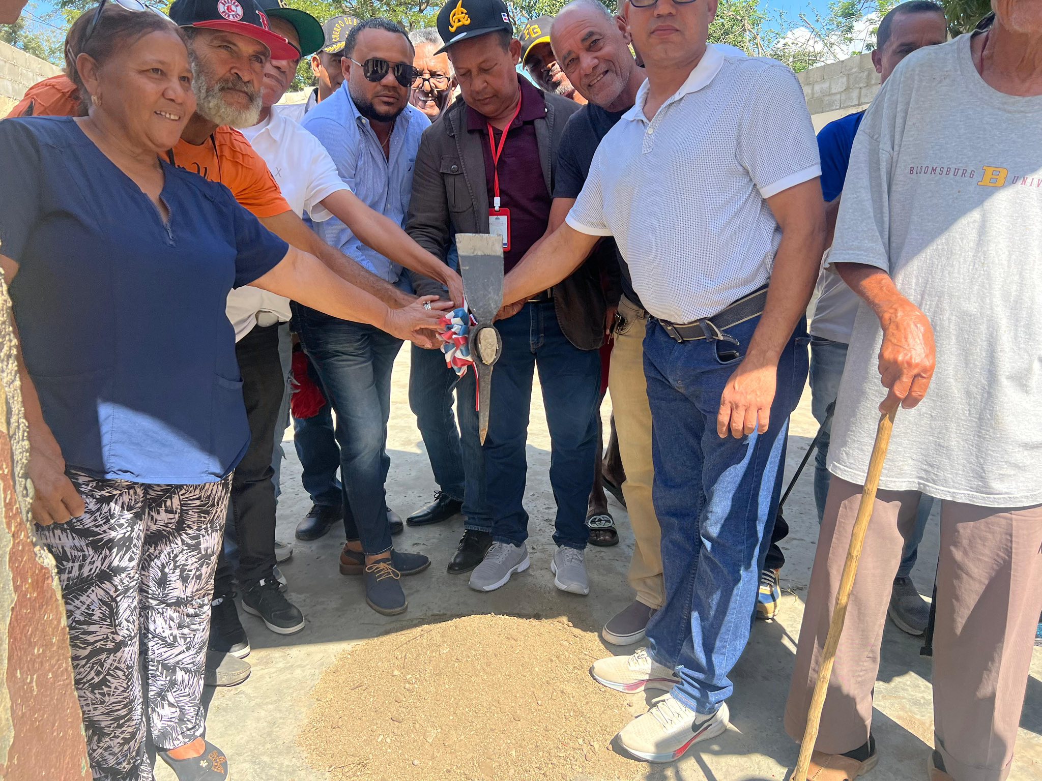 Primer picazo para la reconstrucción total Club Social de Batey Uno