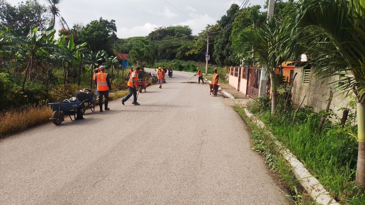 Brigada de Ornato del Ayuntamiento se encuentra hoy en el sector de Batey Uno